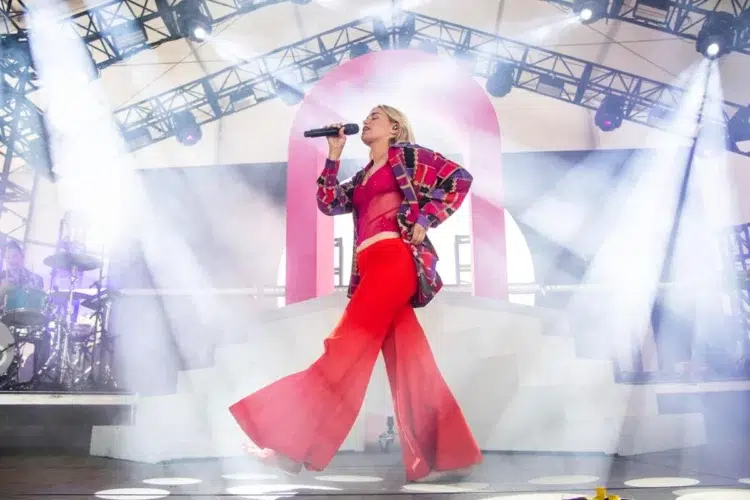 The musician Ashe performing at Bonnaroo
