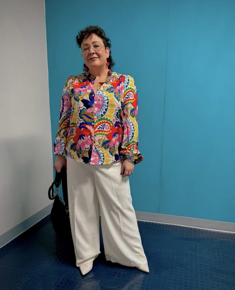 how to style wide leg pants as a grown-ass woman, printed top with wide leg trousers
