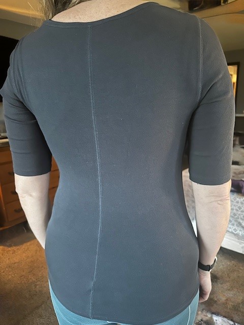 Forme Bra Review What does the Forme Bra look like under clothes? Showing the forme posture bra under a fitted tee and how there are no lines on the back