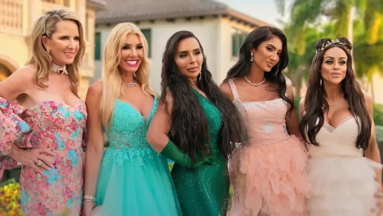 Weekend Reads for January 10 & 11 3 cast of members only palm beach